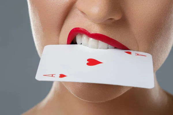 Mujer con labios rojos y tarjeta de as en la boca — Foto de Stock