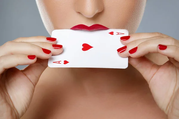 赤い唇の女は手にエースカードを持っています — ストック写真