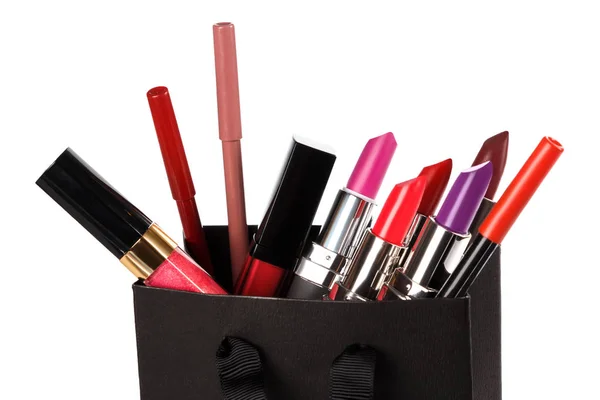 Diferentes objetos de maquiagem no saco de compras — Fotografia de Stock