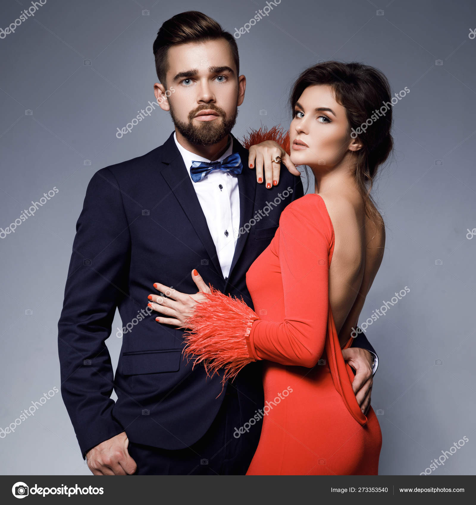 Femme en belle robe rouge et homme en costume classique bleu