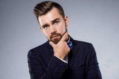 Şık yakışıklı adam papyon ile klasik bir takım giyiyor