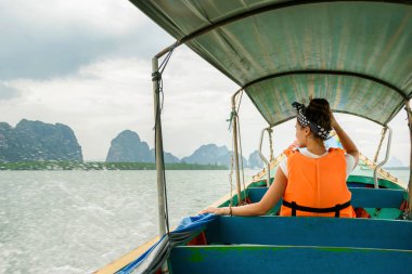 Thaila onu tatil sırasında uzun kuyruk teknede genç kadın