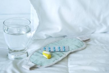 Uyku hapları, göz bağı ve su bardak Blister paketi