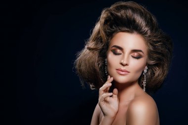 Güzel bir saç modeli ve makyaj ile Muhteşem kadın