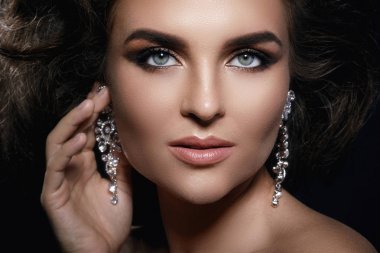 Güzel bir saç modeli ve makyaj ile Muhteşem kadın