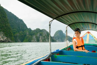 Thaila onu tatil sırasında uzun kuyruk teknede genç kadın