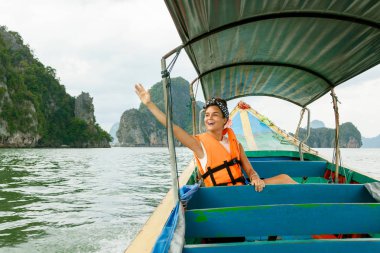 Thaila onu tatil sırasında uzun kuyruk teknede genç kadın