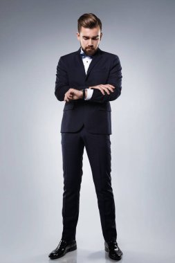 Şık yakışıklı adam papyon ile klasik bir takım giyiyor