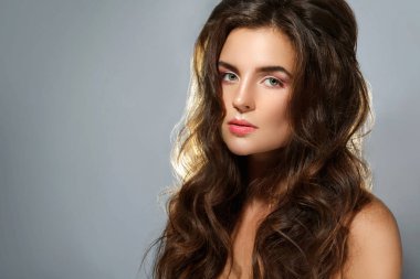 Sağlıklı, güzel ve kıvırcık saçlı güzel bir kadın.