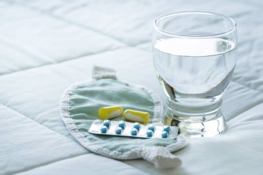 Uyku hapları, göz bağı ve su bardak Blister paketi