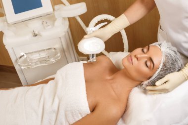 Gençleştirme işlemi sırasında güzellik salonunda güzel kadın