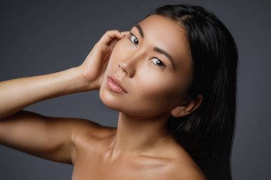 Siyah sağlıklı saçlı güzel asyalı kadın