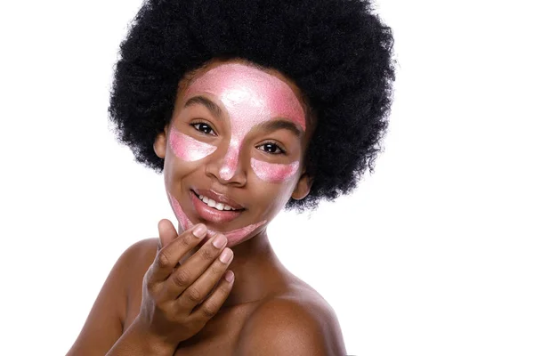 Jeune femme africaine avec un masque purifiant sur le visage — Photo