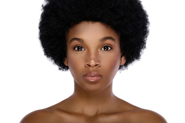 Portrait de jeune et mignonne femme africaine — Photo