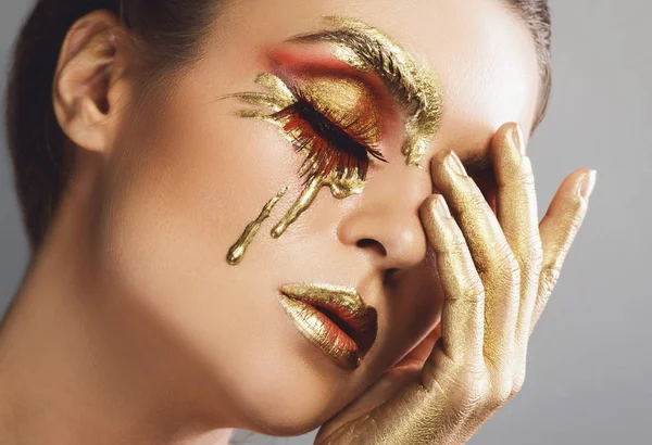 Vrouwelijk gezicht met een mooie creatieve make-up — Stockfoto