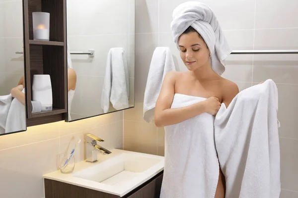 Mooie vrouw gewikkeld in de handdoek na douche — Stockfoto
