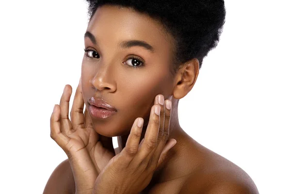 Retrato de jovem e bonito mulher africana — Fotografia de Stock