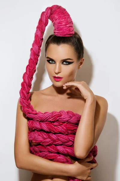 Jovem mulher sexy com uma longa trança rosa em seu cabelo — Fotografia de Stock