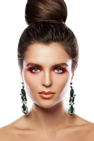 Mulher bonita com uma maquiagem colorida está usando brincos com — Fotografia de Stock
