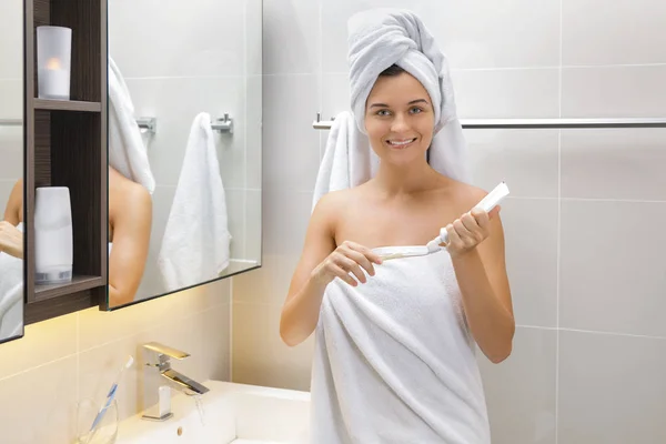 Vrouw tijdens haar dagelijkse tanden poets routine — Stockfoto