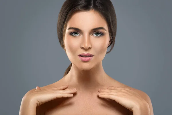 Retrato de belleza de una joven encantadora — Foto de Stock