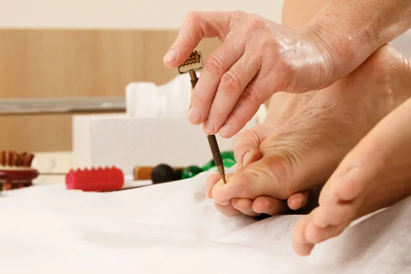 Masoterapia profesional - Masaje de pies con herramientas especiales — Foto de Stock