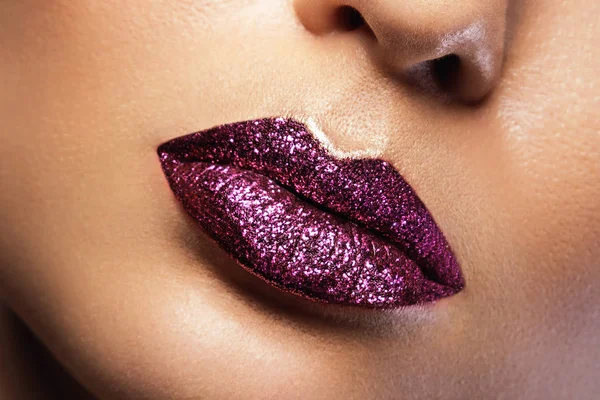 Vrouwelijke lippen met glitters — Stockfoto