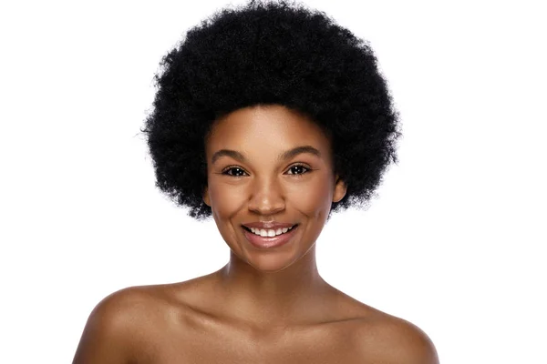 Fiatal és aranyos afrikai nő portréja — Stock Fotó