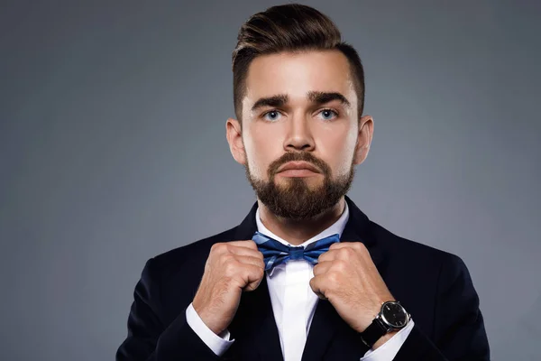 Stylish handsome man wearing a classic suit with bow-tie — Stock Photo, Image