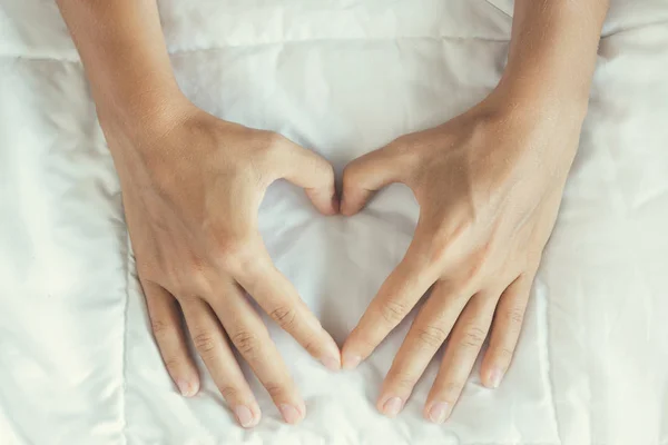 Mãos femininas mostrando gesto de amor — Fotografia de Stock