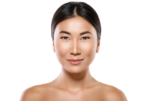 Joven y hermosa mujer asiática sobre fondo blanco — Foto de Stock