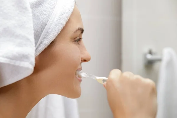 妇女在她的日常刷牙程序 — 图库照片