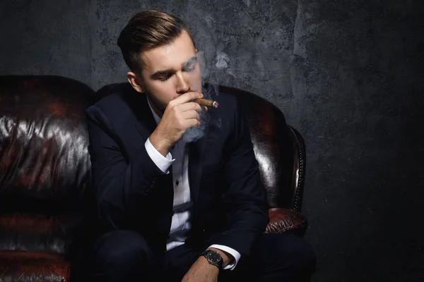 Yakışıklı zengin adam puro içiyor — Stok fotoğraf