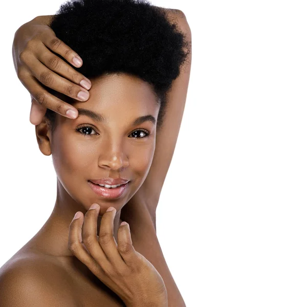 Retrato de jovem e bonito mulher africana — Fotografia de Stock