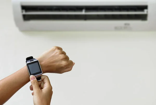 Climate control with a smartwatch — Stock Photo, Image