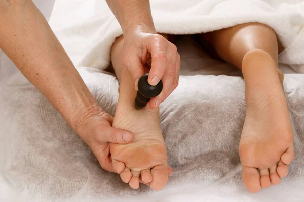 Masoterapia profesional - Masaje de pies con herramientas especiales — Foto de Stock