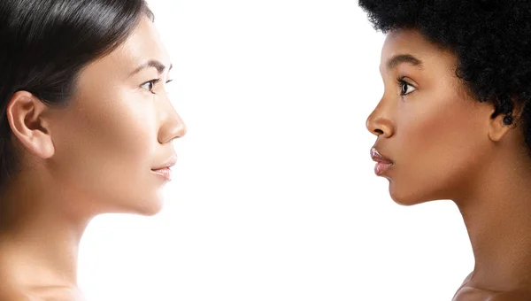 Mujer asiática y africana sobre fondo blanco — Foto de Stock