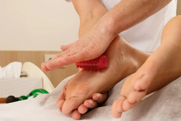 Professionele Massotherapie-voeten massage met speciaal gereedschap — Stockfoto