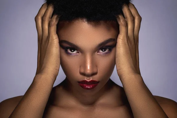 Junges afrikanisches Model mit schönem Make-up — Stockfoto