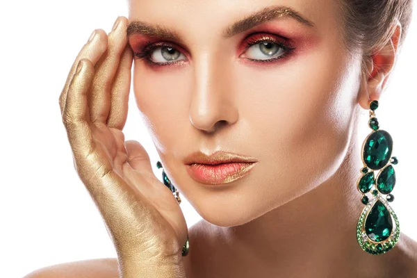 Krásná žena s barevným make-upem nosí náušnice s — Stock fotografie