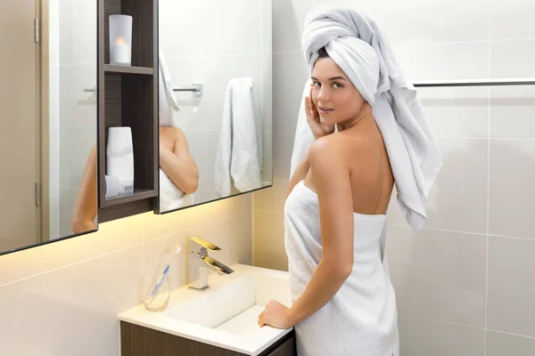 シャワー後にタオルに包まれた美しい女性 — ストック写真