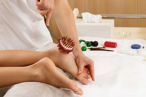 Professionelle Massotherapie - Fußmassage mit speziellen Werkzeugen — Stockfoto