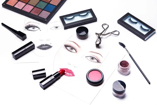 Cartas faciales y diferentes objetos de maquillaje y cosméticos — Foto de Stock