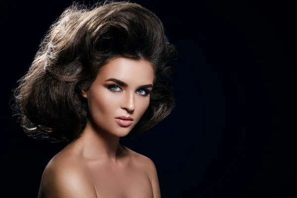 Gorgeous woman with a beautiful hairstyle and make-up — Stock Photo, Image