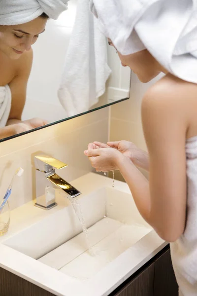 Vrouw die haar gezicht wast — Stockfoto