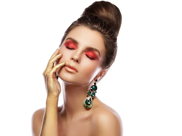 Mooie vrouw met een kleurrijke make-up draagt oorbellen met — Stockfoto