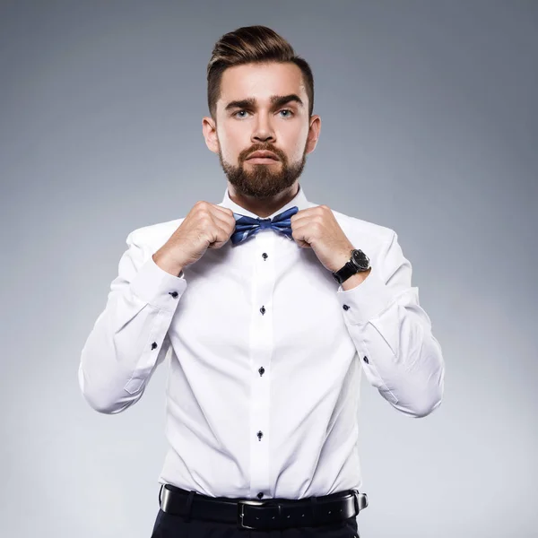 Stylish handsome man wearing a classic suit with bow-tie — Stock Photo, Image