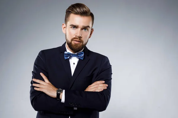 Stylish handsome man wearing a classic suit with bow-tie — Stock Photo, Image