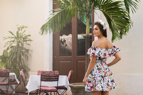 Mujer feliz en hermoso vestido en la calle —  Fotos de Stock