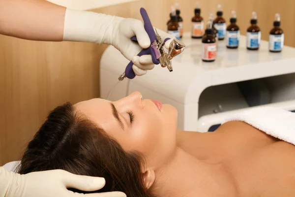 Woman in the beauty salon during  Bio oxidation therapy — Stock Photo, Image